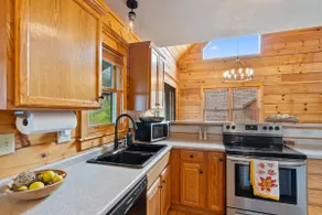 7 min to Hatley Pointe: Views, Hot Tub, 2 Decks - Image 5