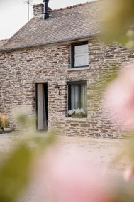 A romantic cottage private spa, near Rennes. - Image 4