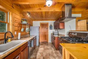 Panoramic Paradise 3BR Cabin with Idyllic Views - Image 5