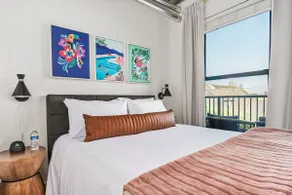 Lodgeur | Queen Studio Loft + Parking | Midtown - Image 2