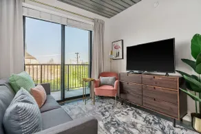 Lodgeur | Queen Studio Loft + Parking | Midtown - Image 3