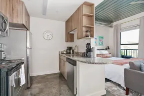 Lodgeur | Queen Studio Loft + Parking | Midtown - Image 4