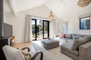 Barker Cottage with Spa in Flinders - Image 4