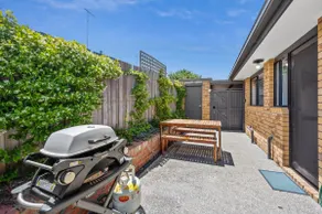 Beachside Torquay Unit: Walk to Surf, Food and Fun - Image 3