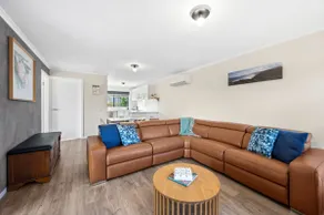 Beachside Torquay Unit: Walk to Surf, Food and Fun - Image 2
