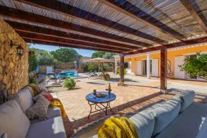 Stunning Countryside Villa w Private Garden & Pool - Image 3
