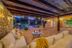 Stunning Countryside Villa w Private Garden & Pool - Image 4