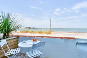 Sea view - Stay just a stone's throw from the beach - Image 2