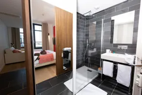 16/26-Apartment-Apartment-Bathroom with shower - Image 5
