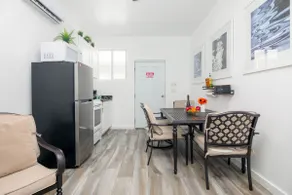 Large 2-bedroom apartment + parking included - Image 4