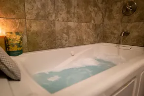 Vintage Cottage with Jacuzzi Tub - Image 3