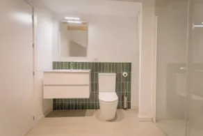 Studio-Bathroom with Shower-No view - Image 4