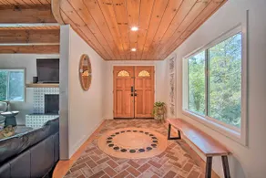 Picturesque Cabin: 2 Balconies, Walk to Lake! - Image 4