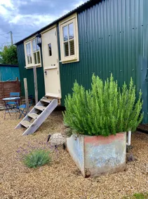 Luxury Self Contained Shepherds Hut - Double Bed - Image 2