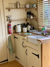 Luxury Self Contained Shepherds Hut - Double Bed - Image 4
