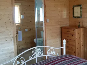 Cosy Self Contained Cabin - sleeps 4 - Image 3