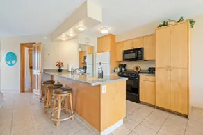 Large 1 Bedroom Next to Park and Beach - Image 4