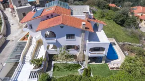 Appartement avec terrasse, piscine privée et jardin | Vue montagne - Image 2