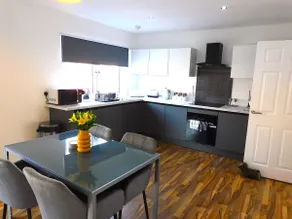 Newly refurbished 2 bedroom apartment close to station and local amenities - Image 5
