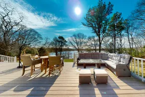 Waterfront Bliss: Pond Access & Kayaks - Image 2