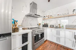 Amazing Fully Renovated Apartment on Queen St. - Image 5