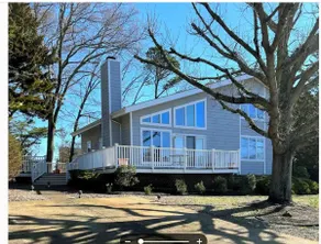 Chalet By The Bay - Sleeps 12 - Image 3