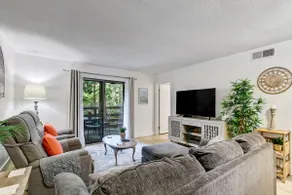 Central Location: Pool, Minutes to Shops & Beach! - Image 4