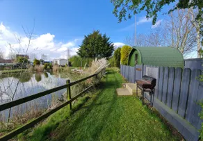 Wren Glamping Pod -Alquiler-Panorámico-Communal washrooms-Vista al Lago - Image 4