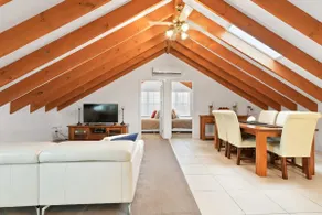 Peel St - Walk to CBD, Large Family Home - Image 2