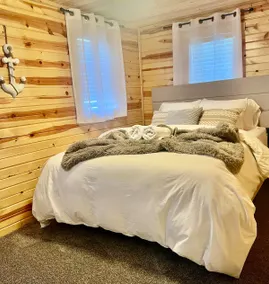 Little Red Cabin at Buckeye Lake|Hot Tub|Fireplace - Image 4