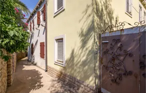 3 Bedroom Beautiful Apartment In Veli Losinj - Image 3