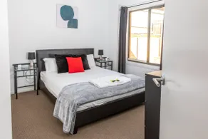 Riverview- Modern 3 Bedroom sleeps 2-8 - Image 2