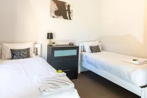 Riverview- Modern 3 Bedroom sleeps 2-8 - Image 3