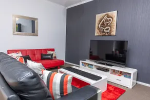 Riverview- Modern 3 Bedroom sleeps 2-8 - Image 4