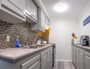 Free Breakfast_2 Bedroom_Main Street Apartment B - Image 4