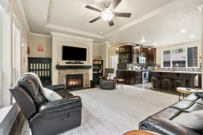 Hart Haus - spacious w/ hot tub, EV charger - Image 4