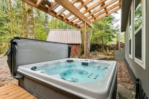 Hart Haus - spacious w/ hot tub, EV charger - Image 2