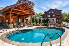 Serene Smoky Cabin, Sleeps 6・Grill・Hot Tub・Deck - Image 4