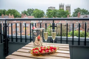 Stylish Duplex w/ York Minster Views & Free Parkin - Image 3