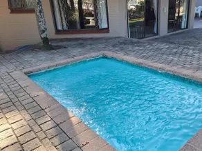 OppiC beach house | 4BR Sleeps 10 | Pool and braai - Image 3