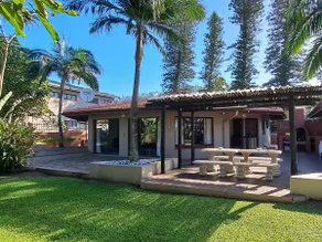OppiC beach house | 4BR Sleeps 10 | Pool and braai - Image 2