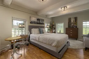 Modern Queen Suite Near SIU Carbondale - Image 4
