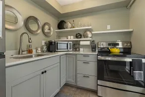 Modern Queen Suite Near SIU Carbondale - Image 2