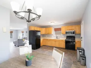 Gorgeous 3BR Waterfront Retreat | Yale & Downtown - Image 2