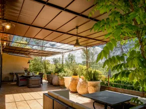 Luxury villa with pool and enclosed garden - Image 5