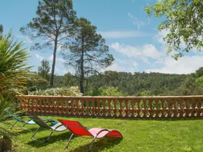 Luxury villa with pool and enclosed garden - Image 3