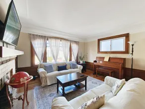 2487 - Cozy 2B1B Upper Unit close to Ocean & Zoo - Image 2