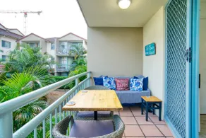 Hola Kirra - Ocean Blue Beachfront Oasis with Balcony - Image 4