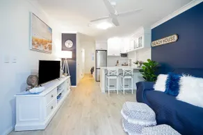 Hola Kirra - Ocean Blue Beachfront Oasis with Balcony - Image 2
