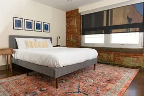 Stunning 2BR loft in city center - Image 4